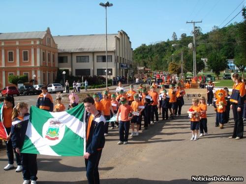 Alnos da Escola Municipal Vinte e Nove de Abril, fazem questão de homenagear a Pátria (Foto: divulga-sv)