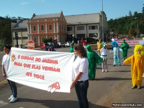 Escola Municipal de Ensino Fundamental Mathias, se apresenta com seus alunos em homenagem à Pátria (Foto: divulga-sv)
