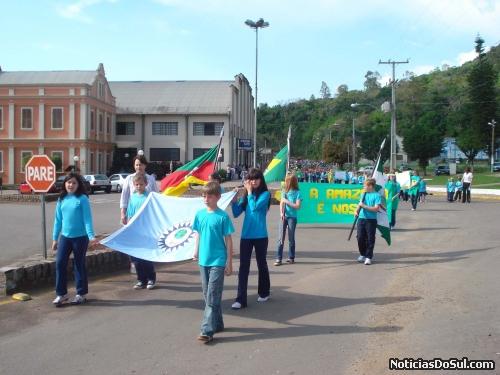 A escola Estadual Leonardo Fritzen participa com seus alunos, lembrando a importãncia do amor Pátrio (Foto: divulga-sv)