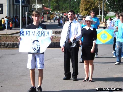 Cartazes carrgados pelos alunos ajaudam a lembrar a importância do ensino (Foto: divulga-sv)