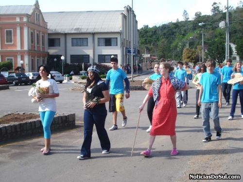 O desfile da Escola estadual, ajudou a lembar o público presente sobre a importância do meio ambiente e sua defesa (Foto: divulga-sv)