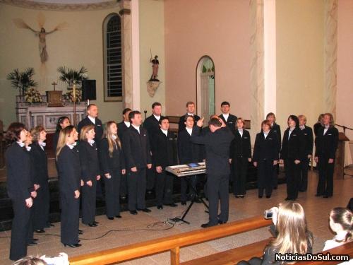 O Coral da CERTEL de Teutônia, agradou a toidos os presentes pela bekeza de suas canções Foto: Romildo