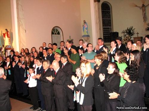 Ao final da apresentação todos os cantores se apresentaram juntos para alegria dos presentes Foto: Romildo