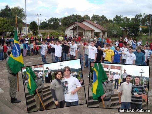 Jovens fazem seu juramento à Bandeira, e alguns recebem incividualmente seu certificado de dispensa (Foto: divulga-smec-sp)