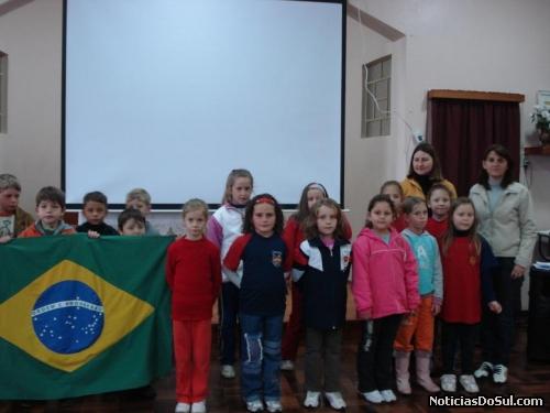 Alunos do 1º Ano se integram às homenagens à Pátria (Foto: smec-sp)