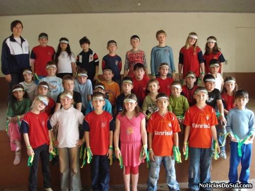 Como os demais alunos, os do 3º Ano também fazem sua integração nas homenagens à Pátria (Foto: smec-sp)