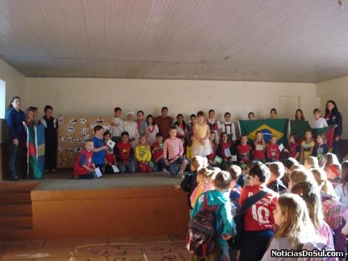 Os alunos do 4º aluno fazem questão de homenagear a Pátria falando sobre a sua impoprtância e de nossa missão (Foto: smec-sp)