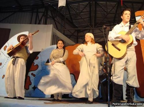 Apresentação em forma de teatro sobre o Rio Grande do Sul, possibilita maiores conhecimentos (Foto: smec-sp)