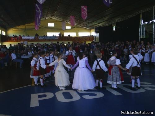 Grupos de danças participam das festividades com suas apresentações (Foto: Pedrinho)