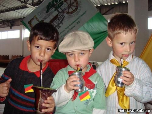Crianças também participam da semana farroupilha e sorvem o mate (Foto: s)