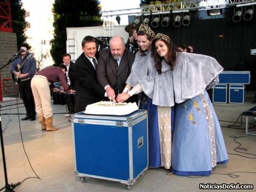 COrte do bolo, Gilerto Baldasso (vice), fernando Xavier (preito acompanhados da Senhorita festiqueijo e sua Dama de Companhia (Foto: Romildo)
