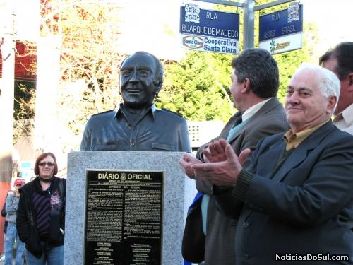 Foi inaugurado o Busto em homenagem a Leonel Brizola, por ser o autor da lei que emancipou Carlos Barbosa, ao lado de placa em homenagem aos emancipadores (Foto: Romildo)