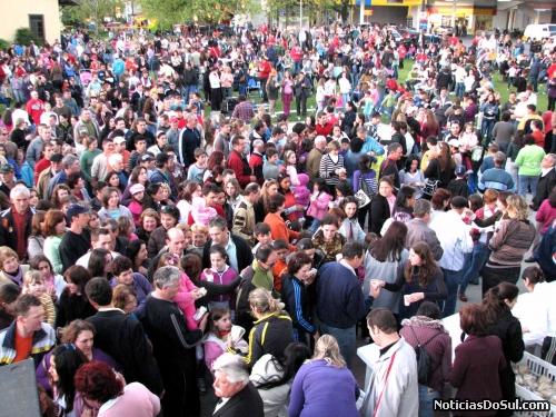 Populaç~~ao partidipa dos festejos e dos parabèns recebendo parte do bolo, quer foi destribuido a todos os presentes pelos 50 anos de Carlos Barbosa (Foto: Romildo)