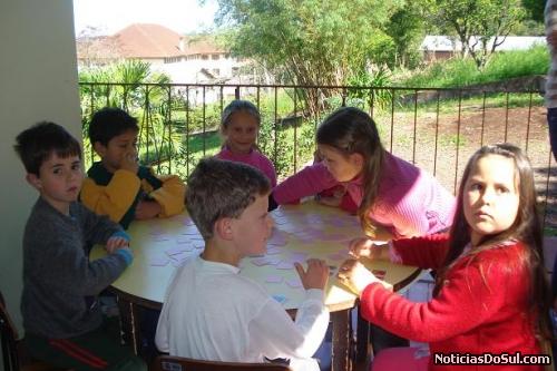 CRianças aproitam os momentos para desenvolver suas hanilidades sempre supervisionadas (Foto: divulga-sp)