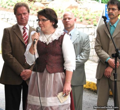 A prefeitura Marli Oppermann, fala aos presentes principalmente para agradecer pela presença (Foto: romildo)