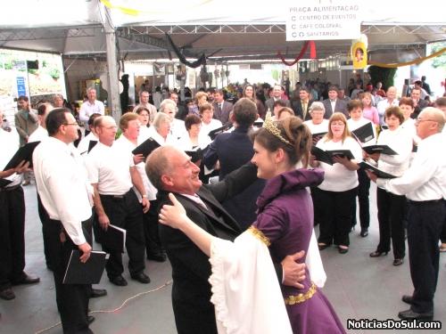 Ao cantar a canção italiana o coro teve a músiva interpretada pela dança da Rainha e do presidente da Câmara. (Foto: r)