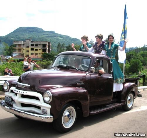A ainha e princesas comparecem ao palco trazidas pela banda típica e crianças num velho Chevrolet (Foto: romildo)