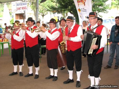 A bandinha tipica de São Vendelino se apresenta para os presentes e é parte essencial da festa (Foto: romildo)