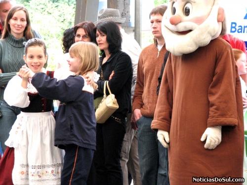 Enquanto a orquestra municipal interpreta algumas músicas, duas crianças aproveitam para dançar sem se preocupar com os olhares dos presentes (Foto: r)