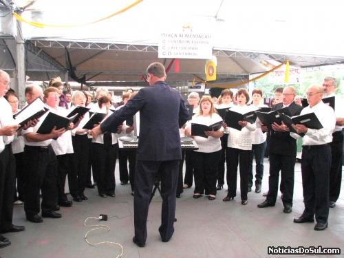O Coral de São Vendelino integrado pelo coral evengélico e pelo coral católica canta tr~es canções, uma em português uma em italiano e encerra com uma em alemão. (Foto: romildo)