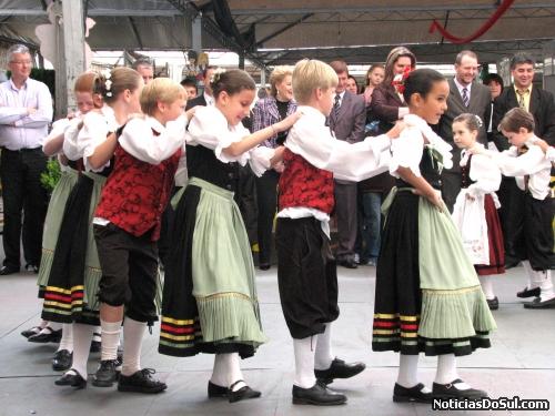 Grupo de danças se apresenta ao públcio com sua equipe juvenil, mostrando que a cultura e parte integrante da educação (Foto: romildo)