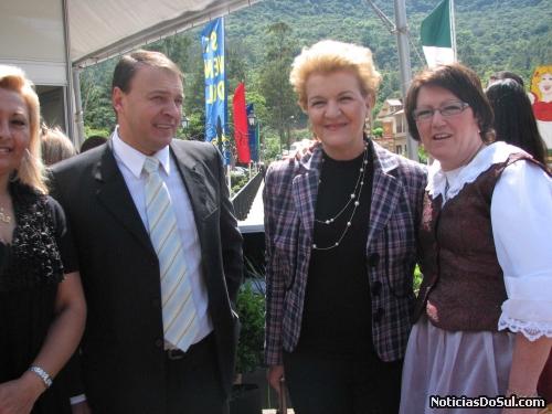 Entre as autoridades municpais presentes estavam diversos prefeitos, aqui estão Leonardo Muller de São pedro da Serra e Maria de Lurdes Bauermann de Ivoti ao lado da prefeita Marli (Foto: romildo)