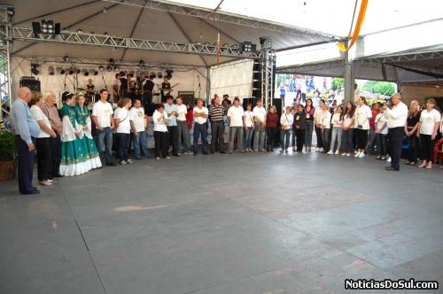 Autoridades e responsáveis pela organização no encerramento da Kerbfest (Foto: Divulgação)