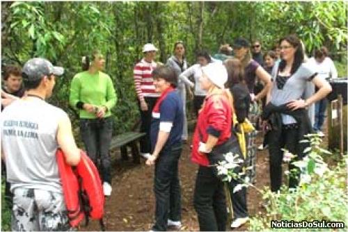 Professores tomam conhecimento na trilha ecolõgica dos cuidados com a natureza através de um instrutor (Foto: Divulgação)