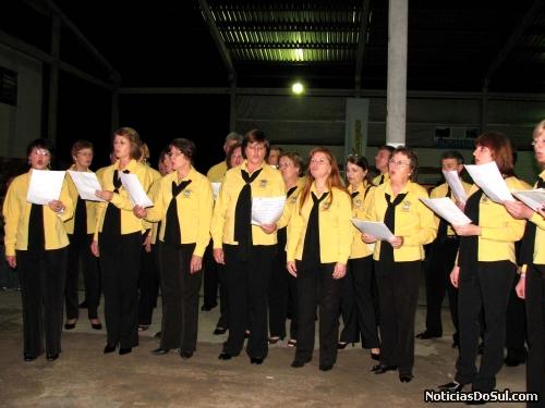 Coral municipal participa da abertura com sdua vozes (Foto: romildo)