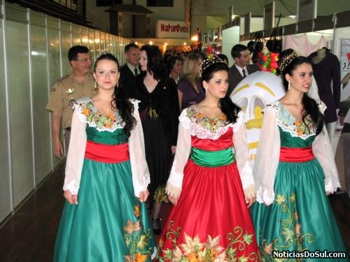 Após a abertura é realizada a visita a feita comercial e industrial (Foto: romildo)