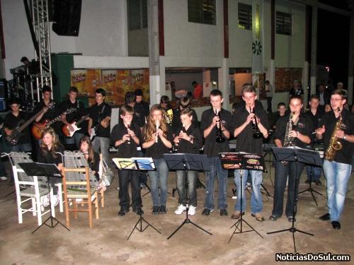 Orquestra municipal executa os hinos Nacional e do município (Foto: romildo)