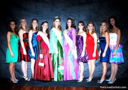 A rainha e princesas anteriores, juntamente com as candidats pousam para uma bela foto (Foto: Foto Lermen)