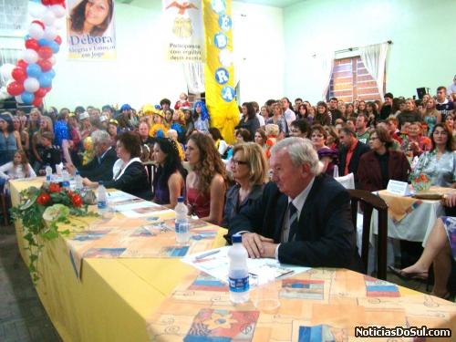 Os jurados se destacam eles que tiveram a dura missão de realizar a escolha da nova rainha (Foto: d)