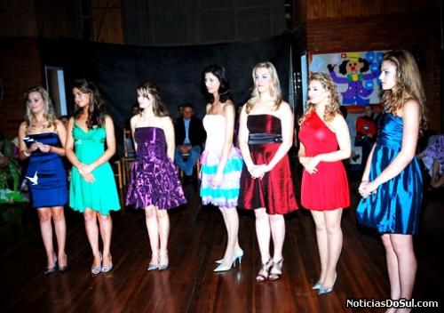 As candidatas mostram toda a sua beleza e graça perante os jurados (Foto: Foto Lermen)