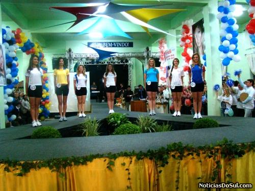 As sete candidatas se apresentam de modo decontráido aos jurados e aos presentes (Foto: Divulgação)