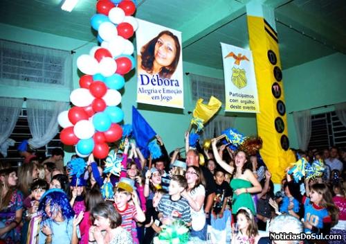 As btorcidas deram um colrido especial à escolha da Raionha, principalmente a torcida da Débora (Foto: Foto Lermen)
