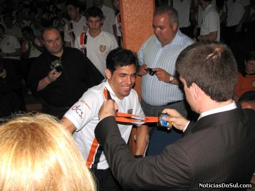 O Goleiro Lavoisier, mesmo mancado compareceu para receber sua medalha, pois havia sofrido uma cirurgia no sábado (Foto: Romildo)
