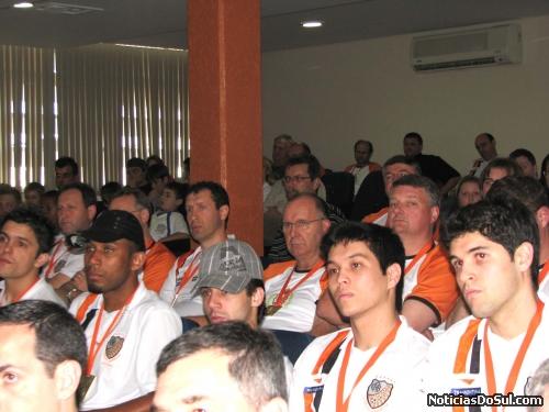 Jogadores, diregentes, equipe técnica além de simpatizantes particparam da homenagem e foram agraciados com medalhas (Foto: Romildo)