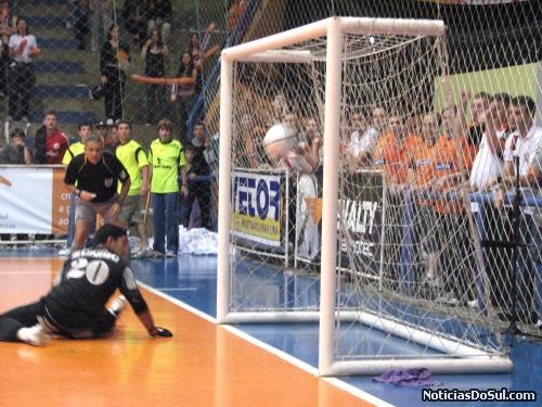 O goleiro da Assoeva olha desolado para a bola que vai pousar no fundo do gol, indicando uma goleada e a derrota e fim de um sonho (Foto: Romildo)