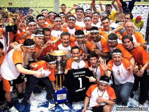 A Alegria de toda a equipe e direção da ACBF é copntagiante e todos quere, pousar para a foto com a taça (Foto: Romildo)