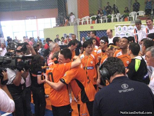 Abralos e mais abraços, pois a conquista do campeonato Gaucho completa a tríplice cora em 2009 (Foto: Romildo)