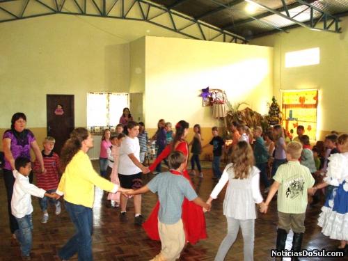 Alunos e pais estiveram copnfraternizando e a diversão foi parte importante desra confraternização (Foto: Divulgação)