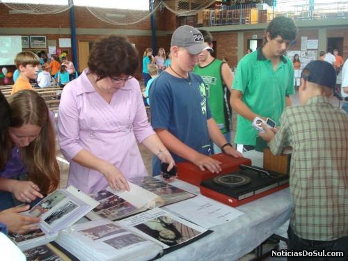 Pias e amigos conhecem os trabalhos de seus filhos e alunos e amigos (Foto: Divulgação)
