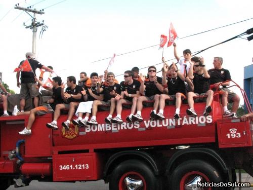 Os jogadores desfilaram em carro dos bombeirtos pela cidade para receber os aplausos da população barbosense pelo feito histórico (Foto: Romildo)