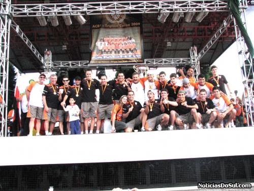 A equipe da ACBF e diretores pousam perante a imensa platéia, para receber de todos os aplaudos, pela união do grupo vitorioso (Foto: Romildo)