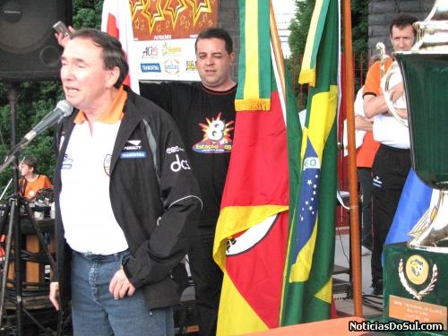 Clóvis Tramontina fala ao povo reuinido no Palco da estação e se emociona ao falr do atleta Lavoisier. machucado (Foto: Romildo)