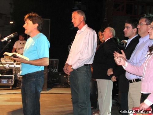 Padre Rubem e Pastor Alex, abençoam o evento desejando a vivência do Natal por todos pois é o nascimento de Jesus que comemoramos (Foto: romildo)
