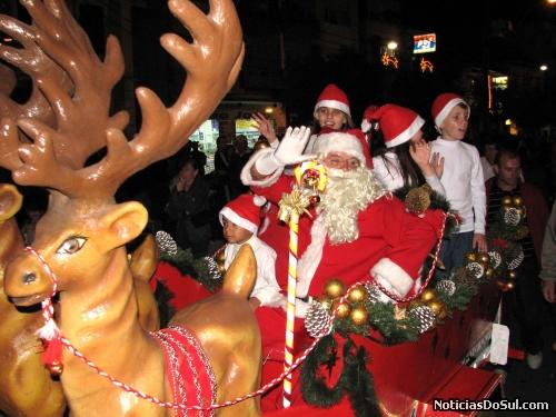 A chegada do Papai Noel, é sem dúvida o momenro mais esperado pelas crianças e que também emociona adultos ao verem a alegria de seus filhos (Foto: romildo)