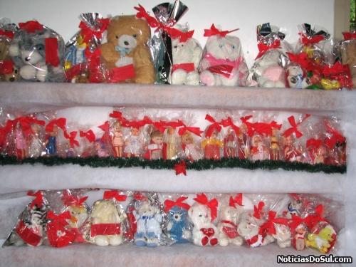 Brinquedos colocados na prateleiras agurdam para ser entregues às crianças para sua alegria (Foto: romildo)