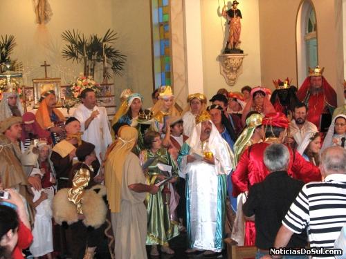Grupos de Ternos de Reis participam de celebração na Igreja Matriz de Carlos Barbosa, encerrando as festividades do Ciclo Natalino "Natal das Estrelas" (Foto: Romildo)